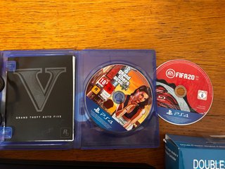 PS4 (PlayStation 4) Negra + 2 juegos + 2 mandos