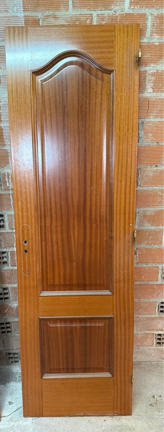Puerta madera con molduras redondeadas