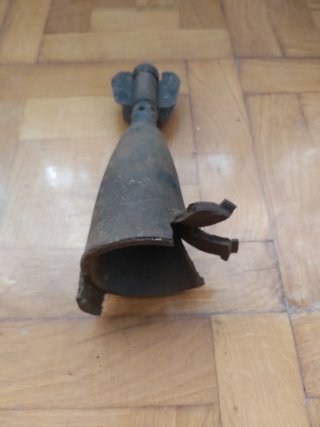 Cola de proyectil mortero antiguo