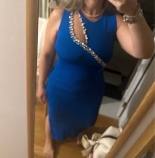 Vestido azul com detalhes brilhantes
