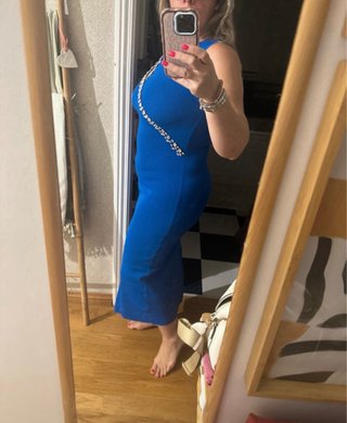 Vestido azul com detalhes brilhantes