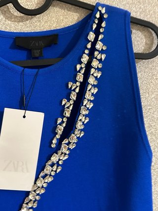 Vestido azul com detalhes brilhantes
