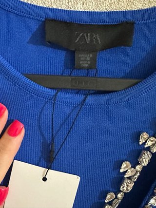 Vestido azul com detalhes brilhantes