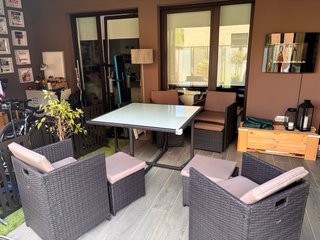 Mesa de jardín cristal con 4 sillones y taburetes.