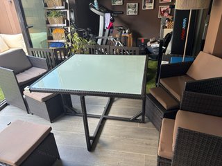 Mesa de jardín cristal con 4 sillones y taburetes.