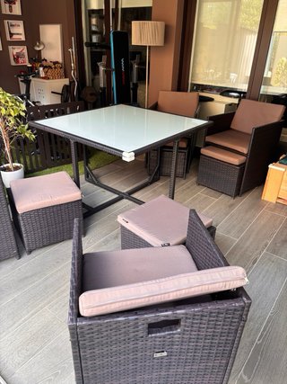 Mesa de jardín cristal con 4 sillones y taburetes.