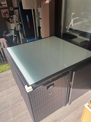 Mesa de jardín cristal con 4 sillones y taburetes.
