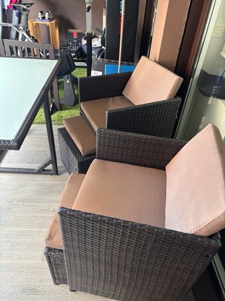 Mesa de jardín cristal con 4 sillones y taburetes.