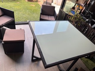 Mesa de jardín cristal con 4 sillones y taburetes.