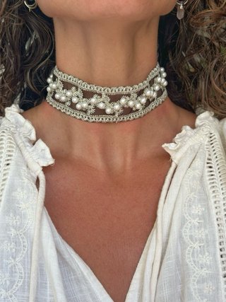 Gargantilla de encaje negro con perlas