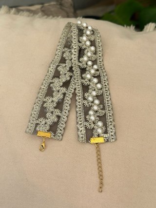 Gargantilla de encaje negro con perlas