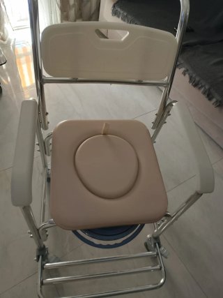 Silla de ruedas con inodoro