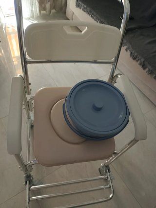 Silla de ruedas con inodoro