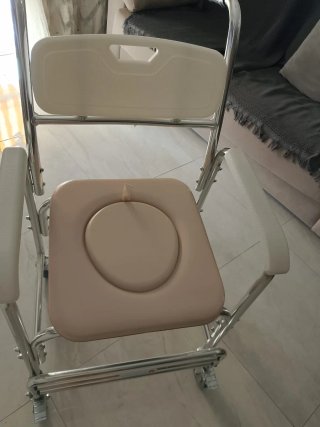 Silla de ruedas con inodoro
