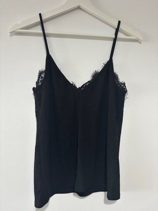 Blusa Zara con encaje negro