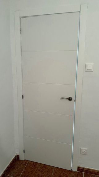 Puerta maciza blanca con diseño moderno
