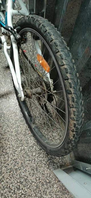 Bicicleta Rockrider blanca y azul