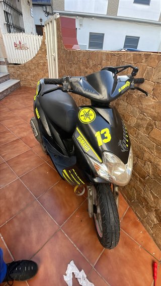 Yamaha Scooter Negro y Amarillo