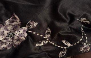 Vestido Negro con bordado y volantes