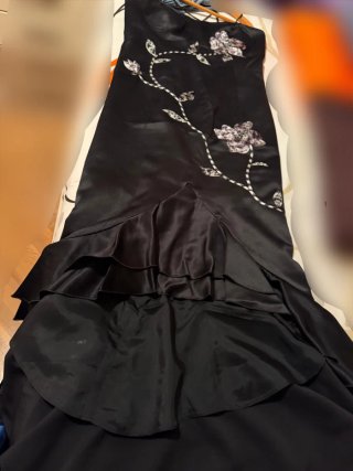 Vestido Negro con bordado y volantes