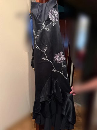 Vestido Negro con bordado y volantes