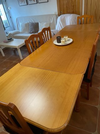 Mesa de comedor de madera rústica con 6 sillas
