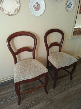 Dos sillas isabelinas de caoba