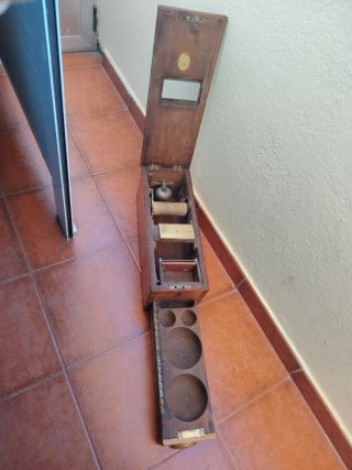 Antigua caja registradora de madera