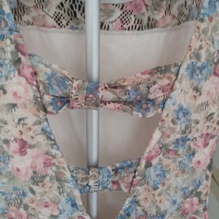 Vestido mini floral lazos espalda