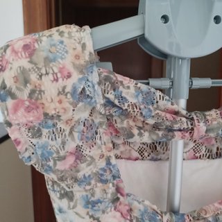 Vestido mini floral lazos espalda