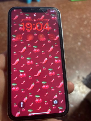 iPhone XR bianco in ottime condizioni, 77% di salute
