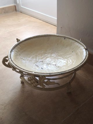 Centro de mesa antiguo metal beige