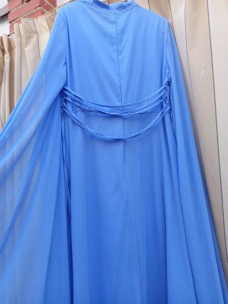 Vestido largo azul con mangas acampanadas