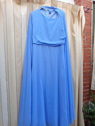 Vestido largo azul con mangas acampanadas