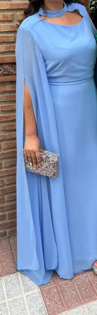 Vestido largo azul con mangas acampanadas