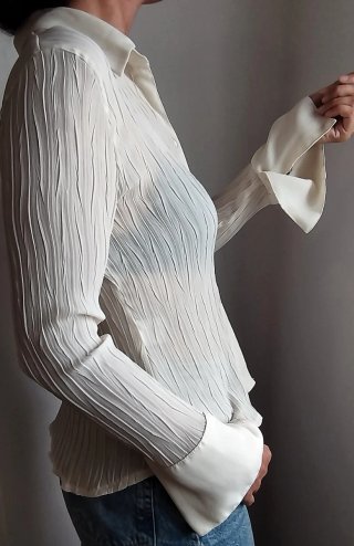 Blusa plisada blanco roto con puños anchos