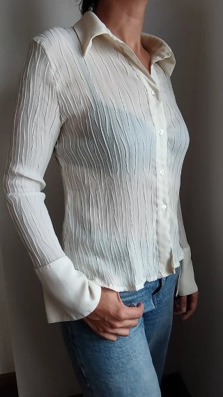 Blusa plisada blanco roto con puños anchos