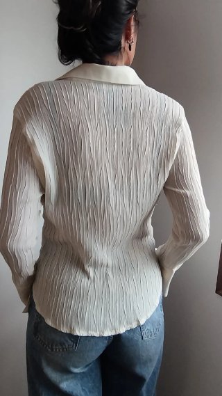Blusa plisada blanco roto con puños anchos