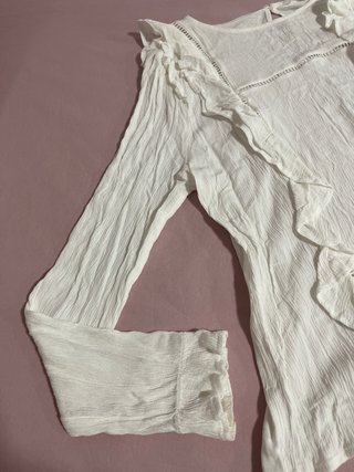 Camisa blanca con volantes
