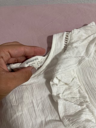 Camisa blanca con volantes