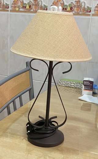 Lamparita de mesa tela y metal