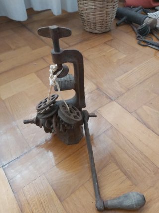 Picadora de carne antigua