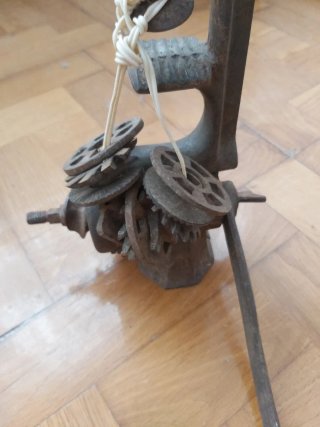 Picadora de carne antigua