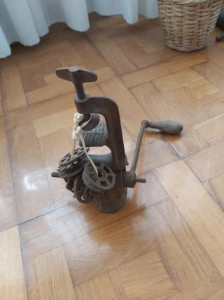 Picadora de carne antigua
