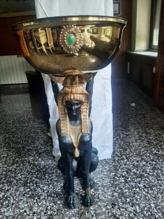 Figura de inspiracion egipcia con macetero