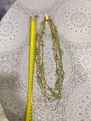 Collar dorado con adornos verdes