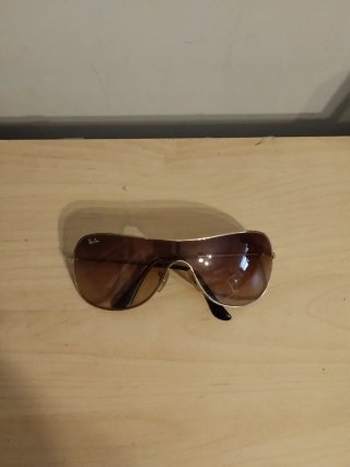 Gafas de sol Ray-Ban doradas y marrones