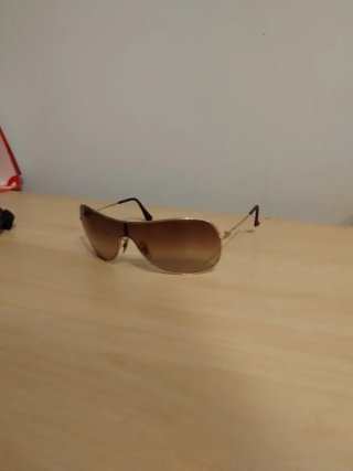 Gafas de sol Ray-Ban doradas y marrones