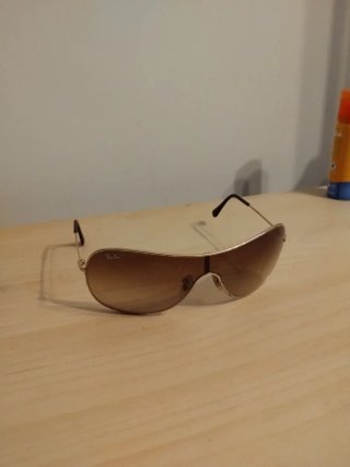 Gafas de sol Ray-Ban doradas y marrones
