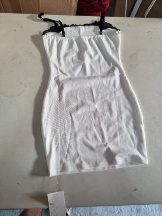 Vestido mini blanco con tirantes finos y encaje
